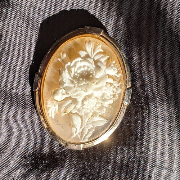Vintage Cameo Dress Scarf Clip White Lucite Flower Gold Tone Costume Jewelry - Picture 1 of 5
